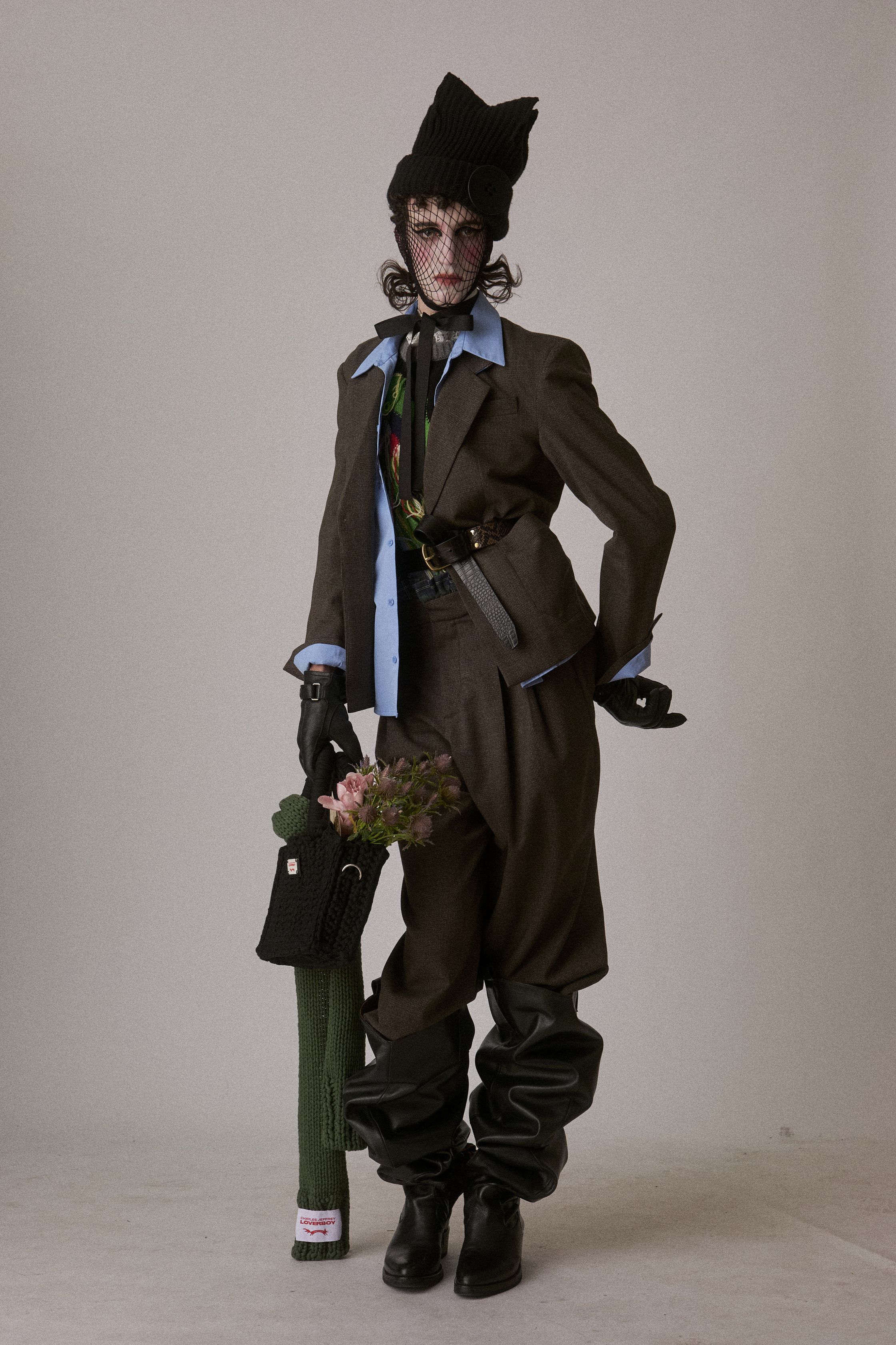 Charles Jeffrey Loverboy 2026秋冬继续以“童话式反叛”挑战性别与规范，苏格兰格纹、手工针织、玩偶配饰与夸张头饰构成近乎戏剧化的造型语言。服装在稚拙与暗黑之间游走，像一场带有朋克精神的成人童话，表达边缘身份的自我认同与情绪释放。这不是可被轻易驯化的时装，而是一种对主流秩序的持续挑衅-顽石频道趋势研究